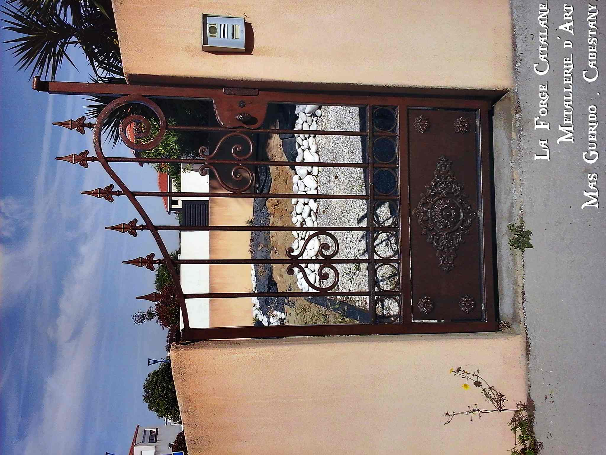 portillon portail chapeau gendarme lance fer forge catalane.jpg